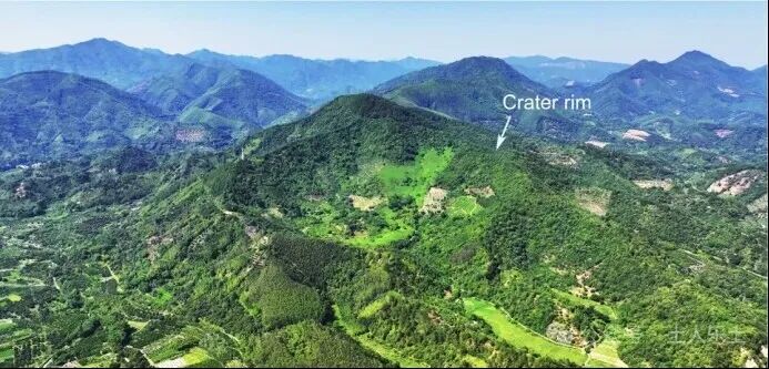 金林陨石坑航拍全景,展示碗状洼地形态。