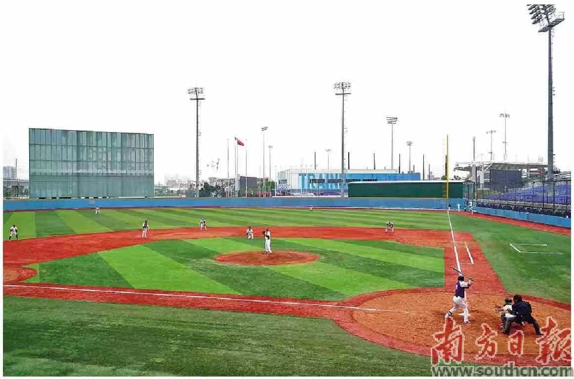  图为中山国际棒垒球中心十五运会棒球比赛场地，广东队和天津队正在进行棒球训练赛。 南方日报记者 石磊 见习记者 赵子杰 摄