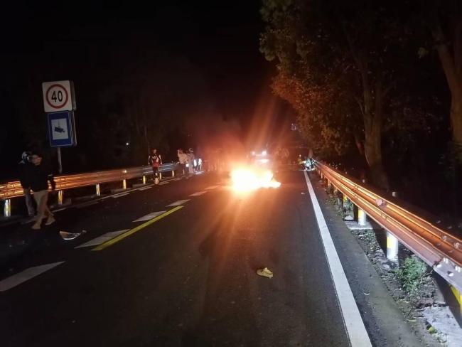 男子骑行与别车相撞致起火