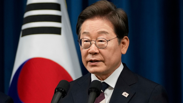 李在明3日赢得韩国总统大选，4日就任总统。他就任后在前朝尹锡悦政府的总统府所在地龙山办公室召开第一场记者会。