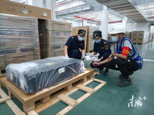 广州海关关员在对企业申报的锂电产品技术参数和包装方式合规性实施现场风险预甄别。 李超越 摄 广州海关关员在对企业申报的锂电产品技术参数和包装方式合规性实施现场风险预甄别。 李超越 摄
