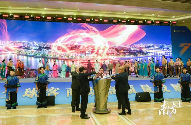 第七届世界客商大会上，与会嘉宾共同点燃火炬。南方+记者 何森垚 摄