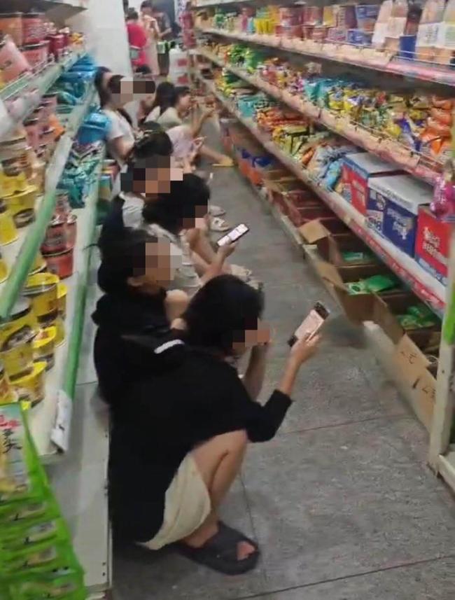 高校回应学生热晕被救护车拉走