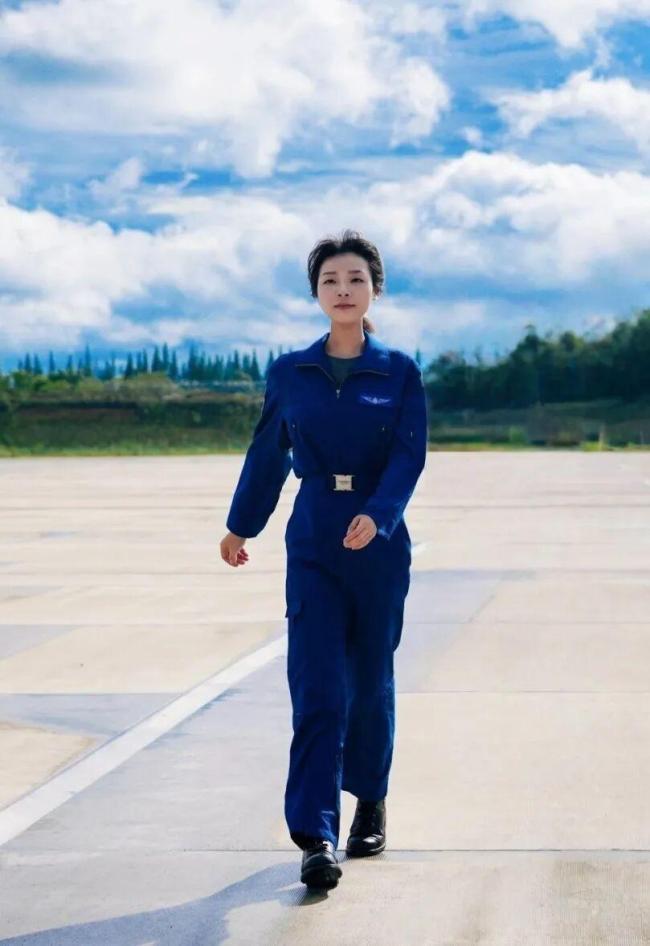 00后陆军女飞行员结婚了