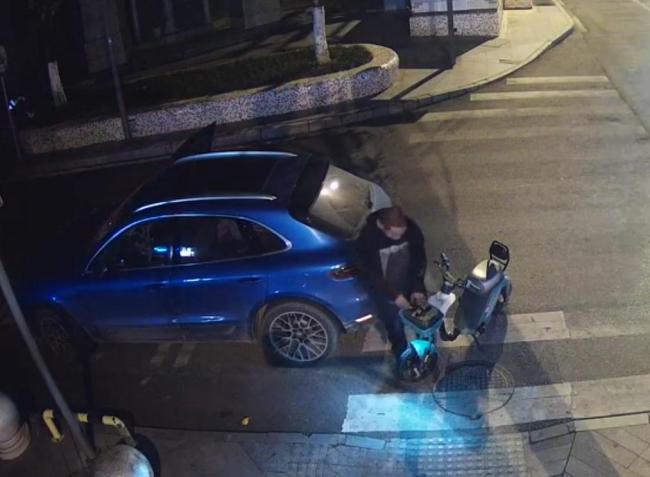 男子开保时捷偷了190多块电瓶
