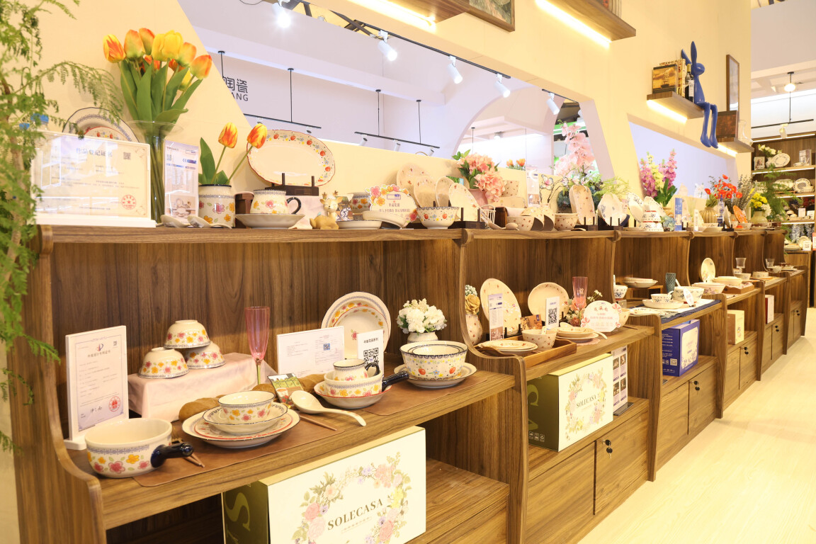 顺祥陶瓷产品陈列。