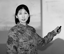 研制胜装备 育强军人才——记国防大学联合勤务学院教授吴艳梅