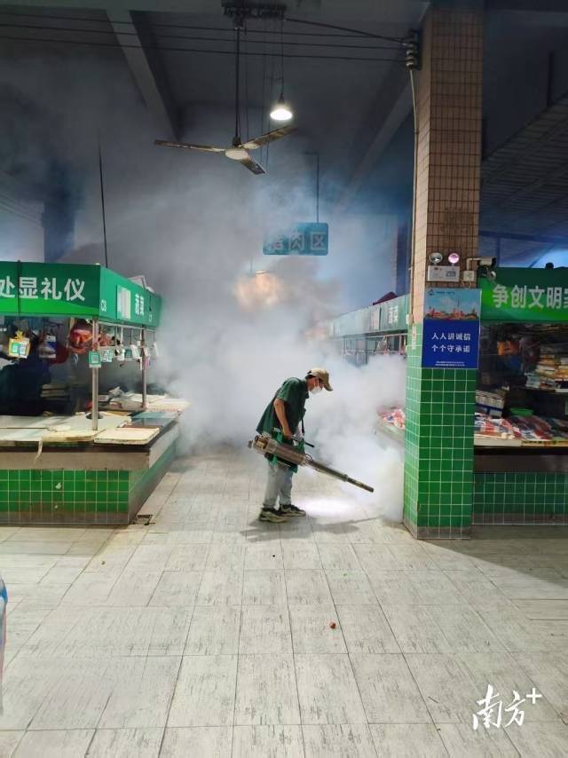 佛山市禅城区积极组织防蚊灭蚊,对人员密集场所统一开展蚊媒消杀。 禅城石湾镇街道供图 佛山市禅城区积极组织防蚊灭蚊,对人员密集场所统一开展蚊媒消杀。 禅城石湾镇街道供图