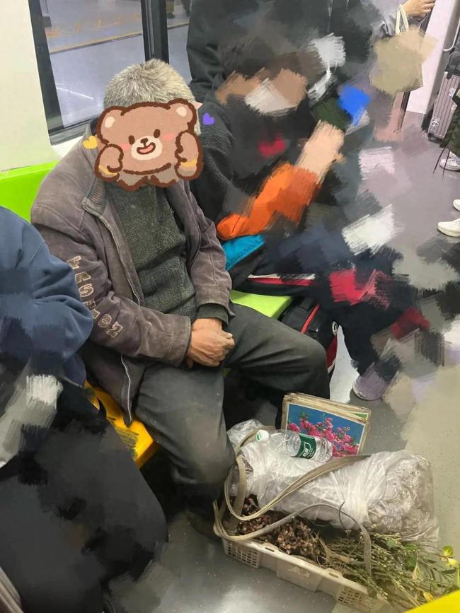 北京地铁永远欢迎沾泥巴的劳动者 辱骂邻座的乘客代表不了北京市民