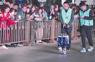 高校角逐“人机共跑” 高校角逐“人机共跑”