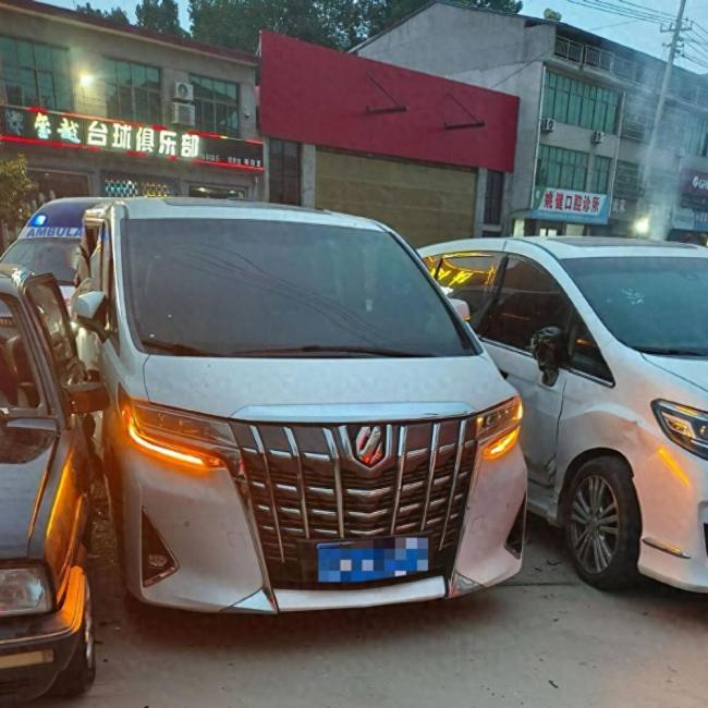未成年人租开宝马车撞豪车？交警回应