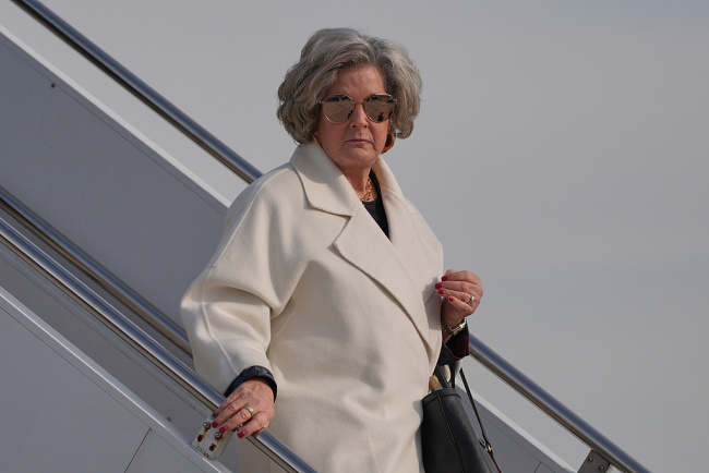 特朗普被指“酗酒人格”，美政府回应“断章取义”，白宫为幕僚长“辛辣吐槽”紧急降温