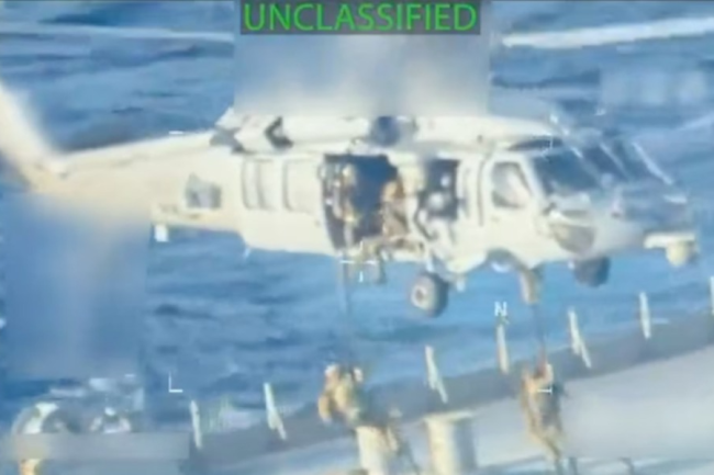 美公布在委内瑞拉附近扣押油轮行动画面