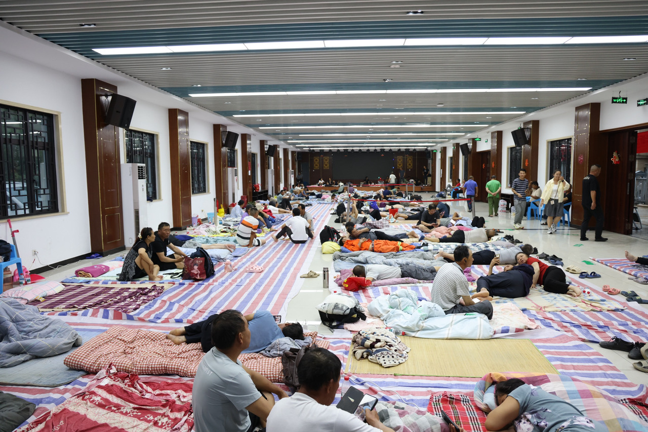 台风夜何处安身?舟山金塘岛上,近2000名工友笑答:“不慌不慌,咱有家!” 台风夜何处安身?舟山金塘岛上,近2000名工友笑答:“不慌不慌,咱有家!”