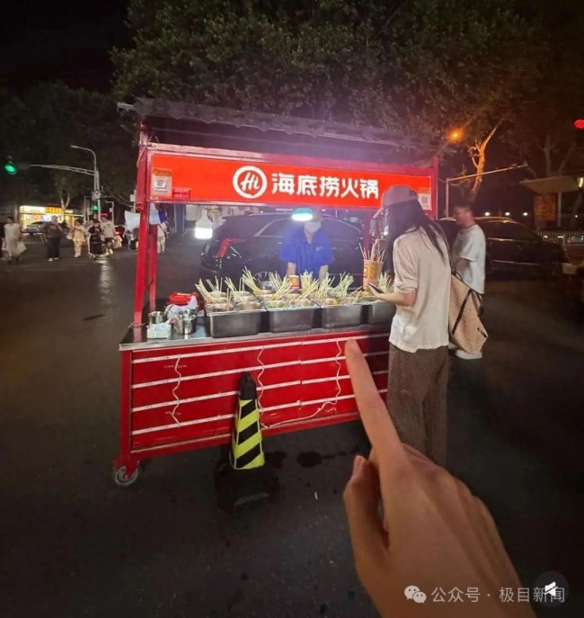 武汉街头现海底捞路边摊