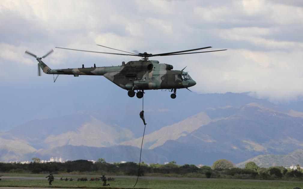 11月27日，在委内瑞拉马拉凯市的解放者空军基地举行的空军成立105周年纪念活动上，直升机起飞升空。新华社发（委内瑞拉国防部供图）