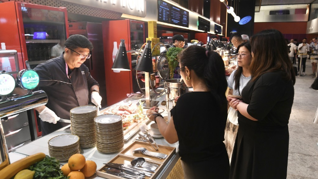 配备16台啤酒塔、64个啤酒龙头，供应9款精选啤酒及2款招牌特色鸡尾酒。