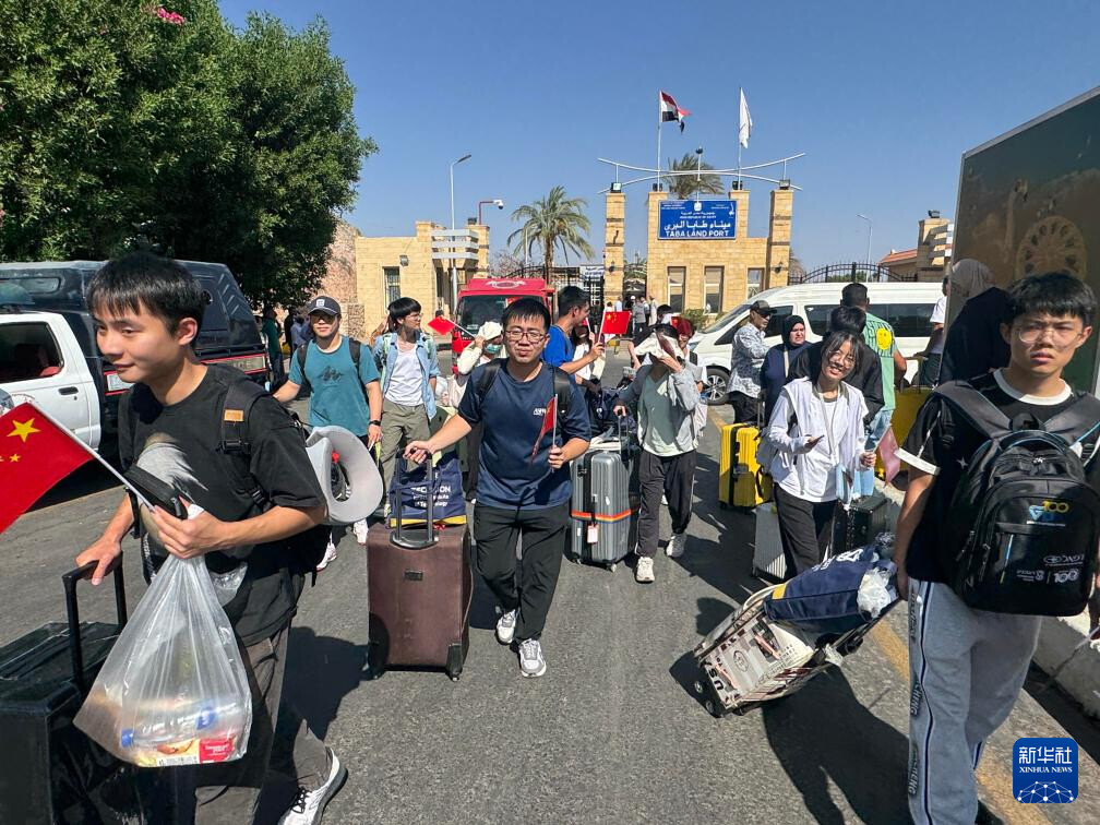 6月19日,从以色列撤离的中国公民从埃及南西奈省塔巴口岸进入埃及。新华社发(艾哈迈德·戈马摄)