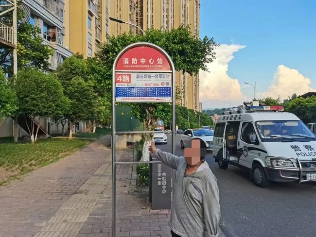 男子连偷42块公交站牌被抓