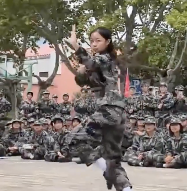军训期间女生打出一套武当拳