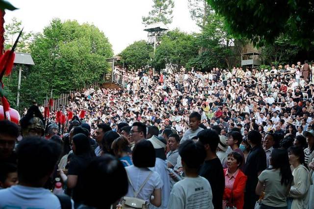 杭州：宋城景区迎来客流高峰