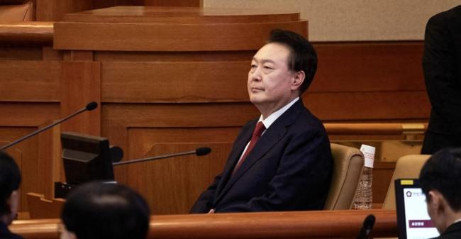 韩媒模拟尹锡悦拒捕：10个人都没架走