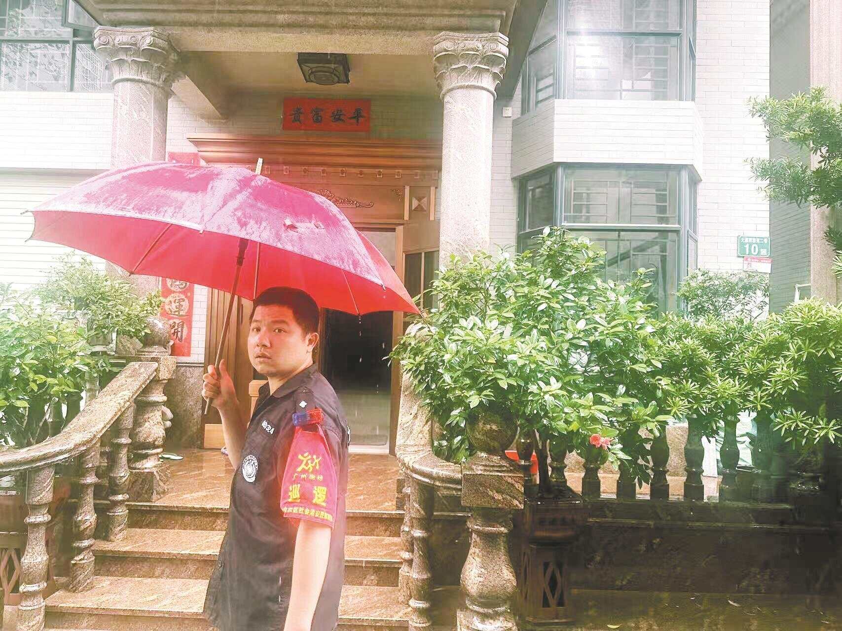 山体垮塌前汤伟鹏在转移群众的路上，这是同事拍到的汤伟鹏最后影像
