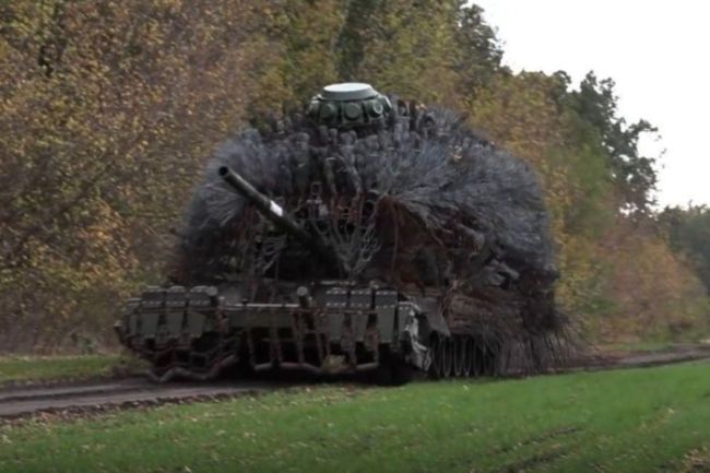 俄用“刺猬坦克”对抗乌无人机 新奇装置现身战场