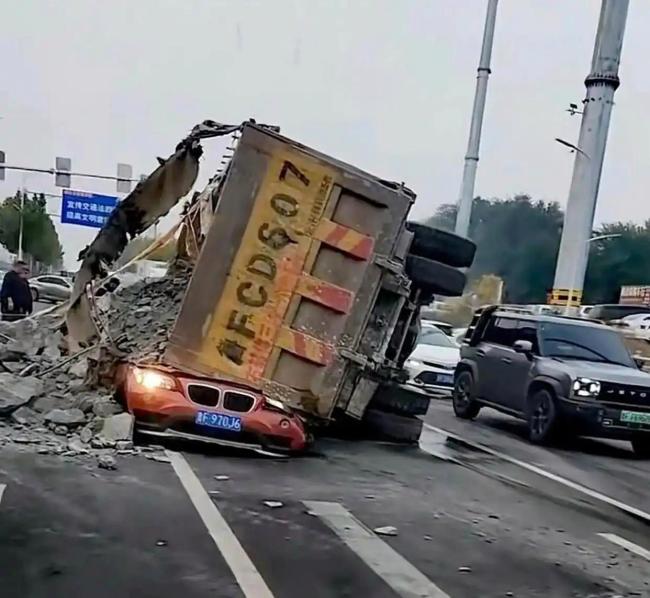 渣土车侧翻压扁轿车致伤亡