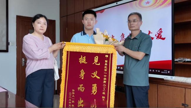 少年跪地救人 获救者到学校感谢