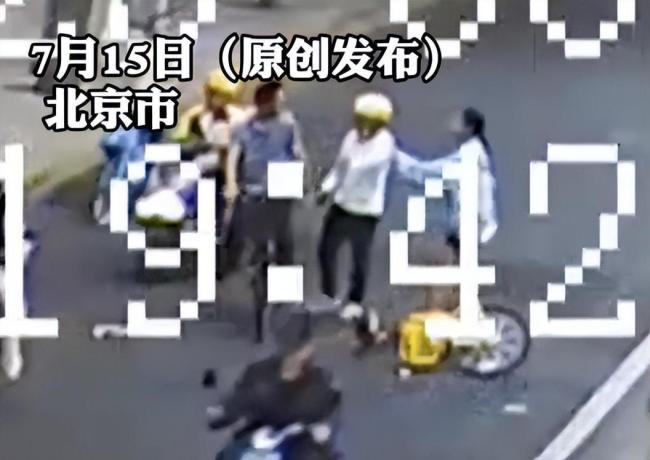 男子疯狂别车狂追一公里，将14岁女孩挤入机动车道，警方：行拘！
