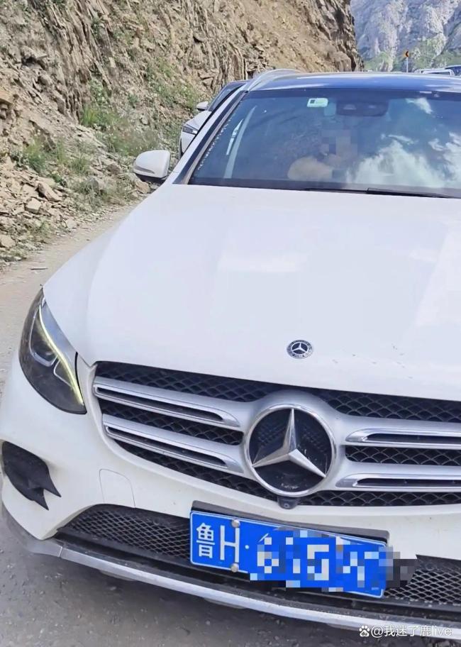 奔驰逆行逼停摩托车 警方通报