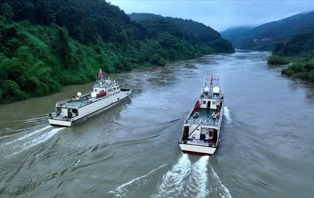 中方两艘执法艇在湄公河上开展联合巡逻执法行动。（云南省公安厅水上巡逻总队供图）