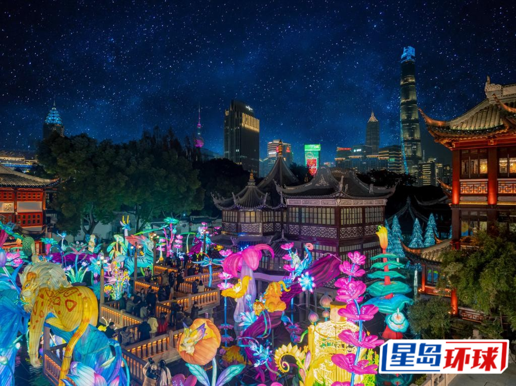 图为上海著名文化地标豫园，蛇年豫园灯会再次火爆出圈，强力带动豫园商圈春节整体消费。