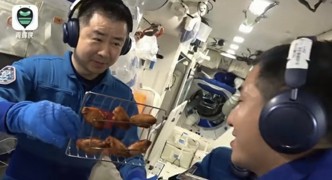 航天员在太空烤的鸡翅也太香了 太空烤箱成新宠
