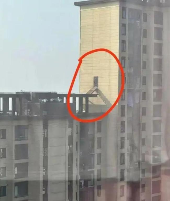 离谱！业主在地下车库破墙开洞直通楼梯