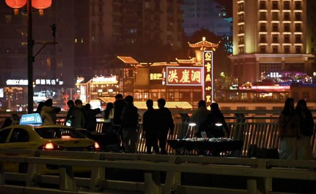 洪崖洞红衣女违规揽客被处罚