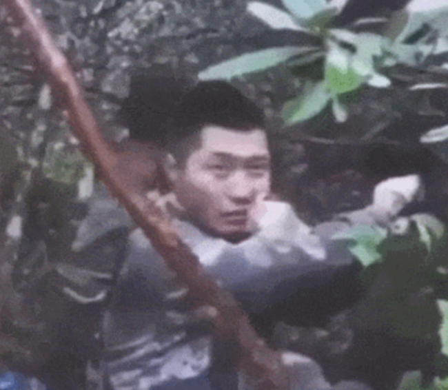 近日曝光!被印军包围,两名落单解放军嘴咬手雷,誓死不当俘虏 英勇无畏震撼人心
