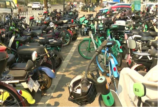 广云路设计之都路段整治前：无充电、无地停、无路走