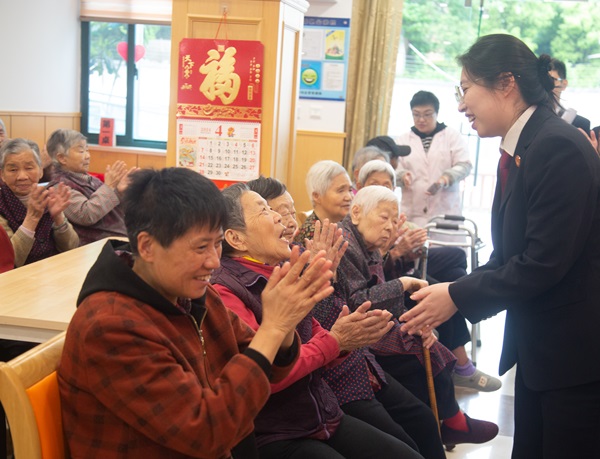 以法为笔 绘就【朝夕】美丽画卷——四位全国人大代表谈服务保障【一老一小】 以法为笔 绘就【朝夕】美丽画卷——四位全国人大代表谈服务保障【一老一小】