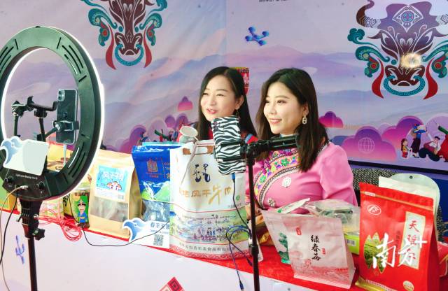 连山举办八期民族地区电商人才公益大培训,为全国民族地区培养了一大批懂电商、会运营、善营销的专业人才。黄津 摄 连山举办八期民族地区电商人才公益大培训,为全国民族地区培养了一大批懂电商、会运营、善营销的专业人才。黄津 摄