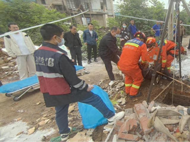 老人失足坠井 消防成功营救