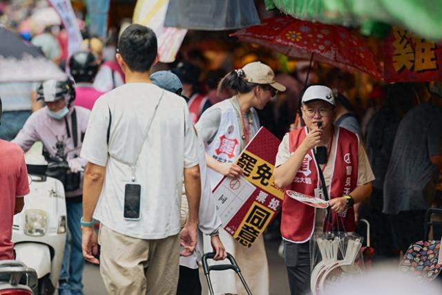 台军退伍老兵街头遭霸凌