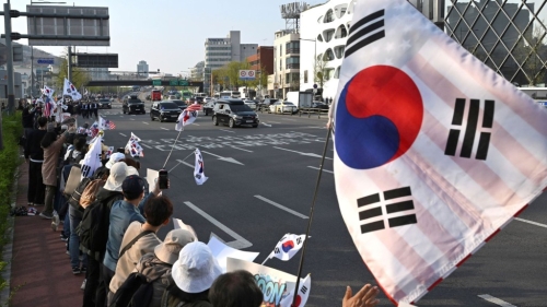 2025年4月11日,尹锡悦离开总统官邸,支持者沿途送行。 美联社 2025年4月11日,尹锡悦离开总统官邸,支持者沿途送行。 美联社