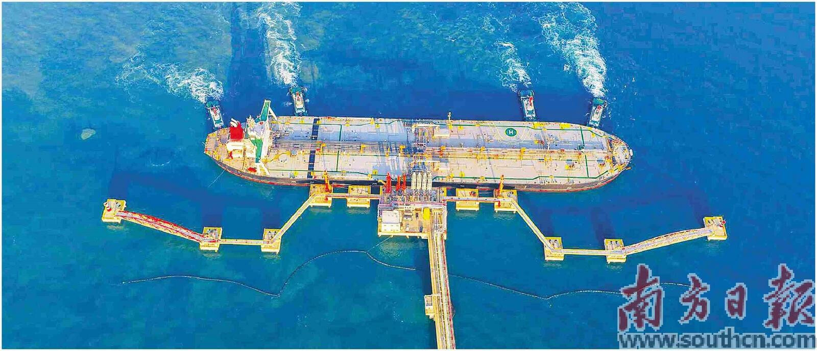  12月18日，一艘30万吨级的外籍油轮靠泊海南儋州洋浦港，船上装载的是海南自贸港封关后首批通关的“零关税”货物。陈锴进 陈欢 林泽翔 何嘉琪 邓晓龙 摄