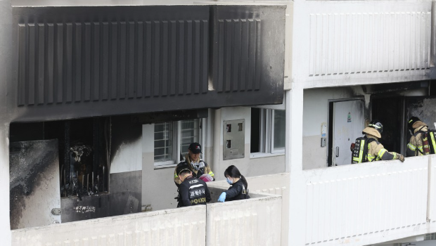 警方在起火住宅大楼楼层调查。美联社 警方在起火住宅大楼楼层调查。美联社