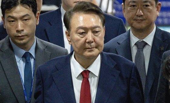 当地时间7月9日晚,尹锡悦结束审查,离开法院 当地时间7月9日晚,尹锡悦结束审查,离开法院