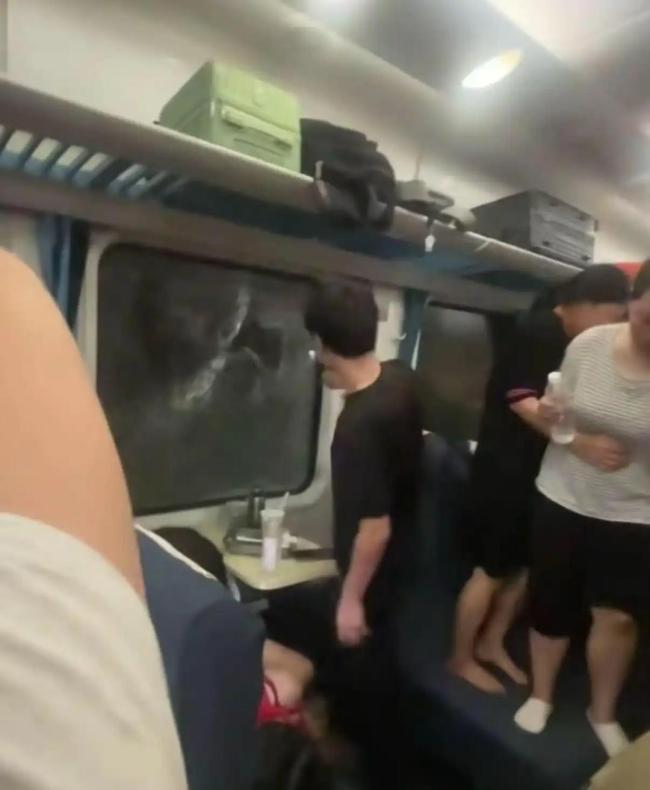列车砸窗事件通报后争议并未停止