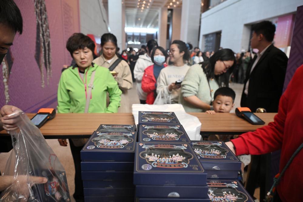 文化中国行丨“小文创”折射文旅“大热度” 国博“网红”凤冠冰箱贴销量破百万件