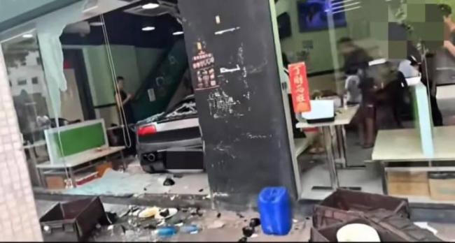 澳门一辆跑车冲进茶餐厅